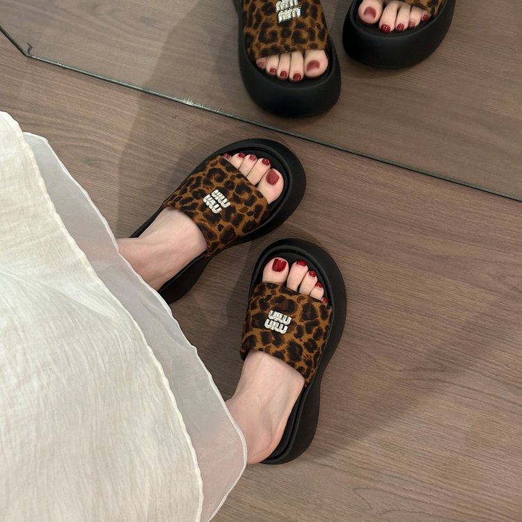 2026 verano nuevo versátil y cómodo aumento de la altura de las letras de diamante zapatillas para mujeres