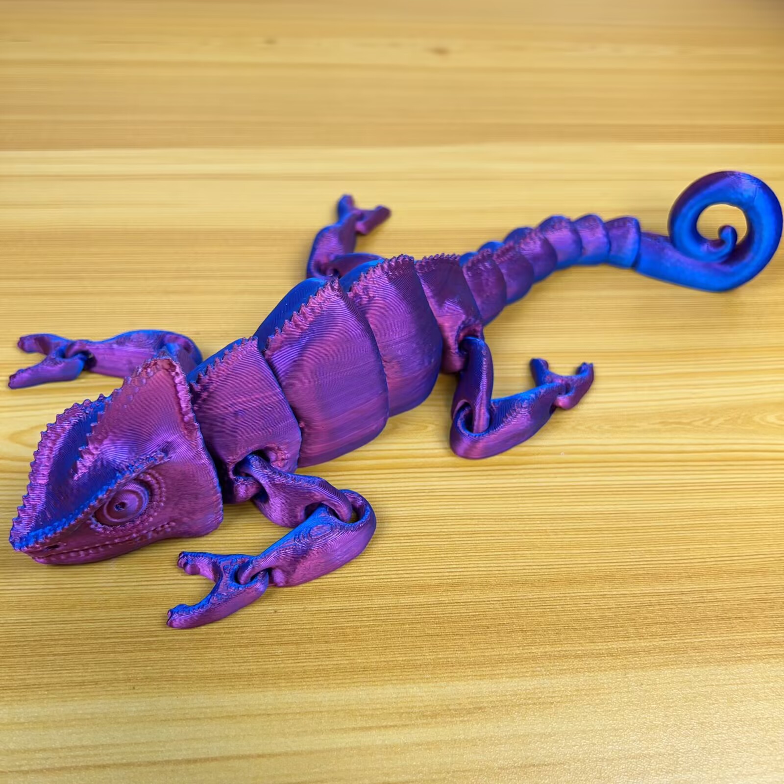 카멜레온 [파란색과 보라색] 관절이 움직일 수 있습니다