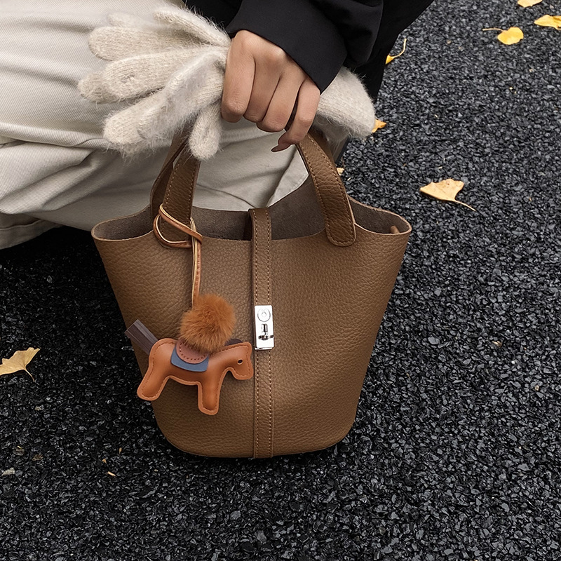 Lychee Pattern Vegetable Basket Bag 2025 New Simple Casual Crossbody Bag Korean Niche Portable Mother-In-Law Bag Bucket Bag