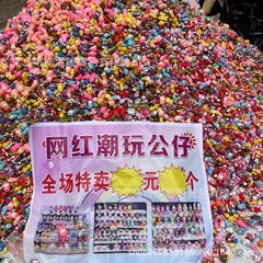 露店の走る量がかわいいpvc潮游公仔の商品ネット赤爆金立体アニメ公仔の人形人形