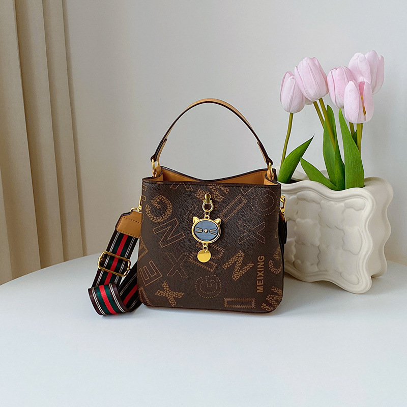 Frauen 2023 Neue Trendy Sommer High-End-Wasser Eimer Mode Alter Reduziert Umhängetasche Modische Handheld_voghion.com