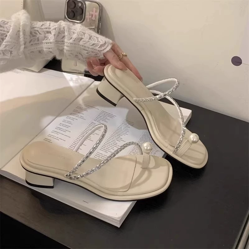 Женские летние босоножки 2025 года, новый стиль, на толстом каблуке, с жемчугом и стразами, в стиле феи, с ремешком на щиколотке и средним каблуком.