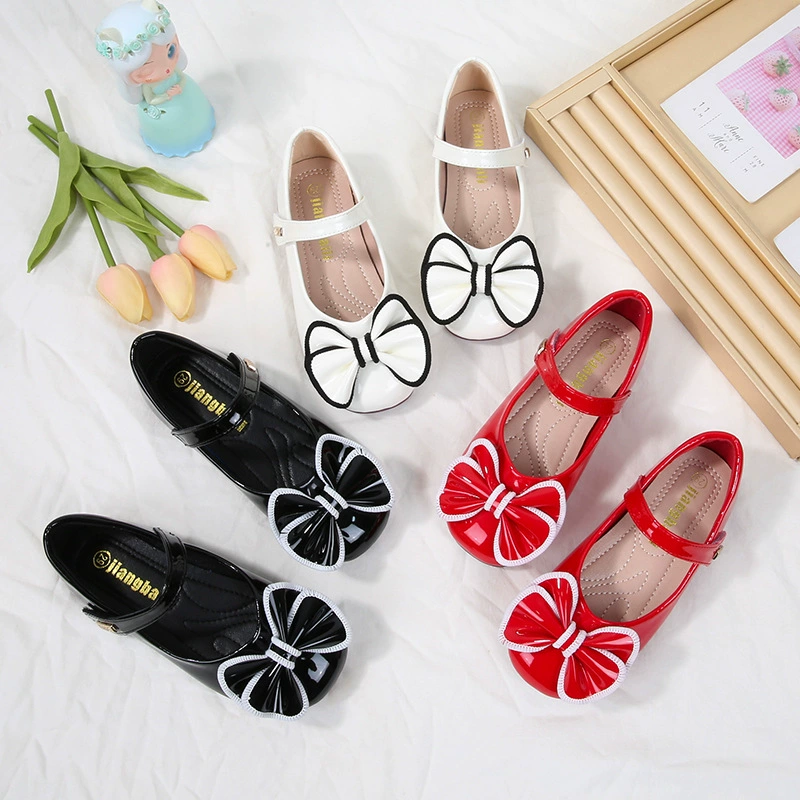 Новинка весны 2024, туфли принцессы для маленьких девочек, модные туфли-бини для девочек на мягкой подошве, универсальные маленькие кожаные туфли для малышей и детей