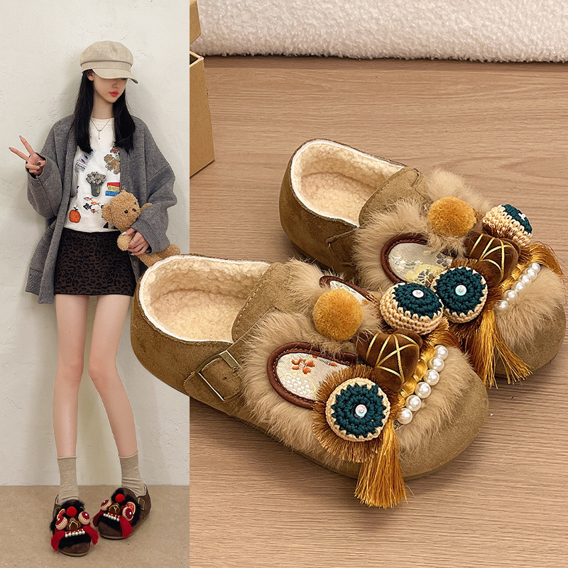 Super new handmade soft-soled, fleece-lined women's shoes, 2026 new model, featuring traditional ethnic patterns and a tiger head design, in a new Chinese style Super new handmade soft-soled, fleece-lined women's shoes, 2026 new model, featuring traditional ethnic patterns and a tiger head design, in a new Chinese style