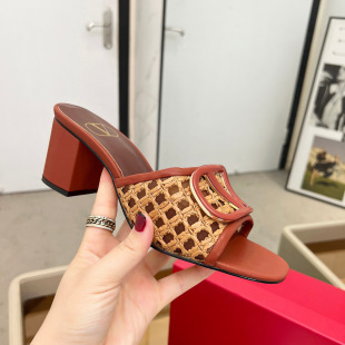�A�Ҵ�V�������|���^һ����Ů�ĚW��վ�¿�ô�6.5cm�ָ���Ƥ��Ь