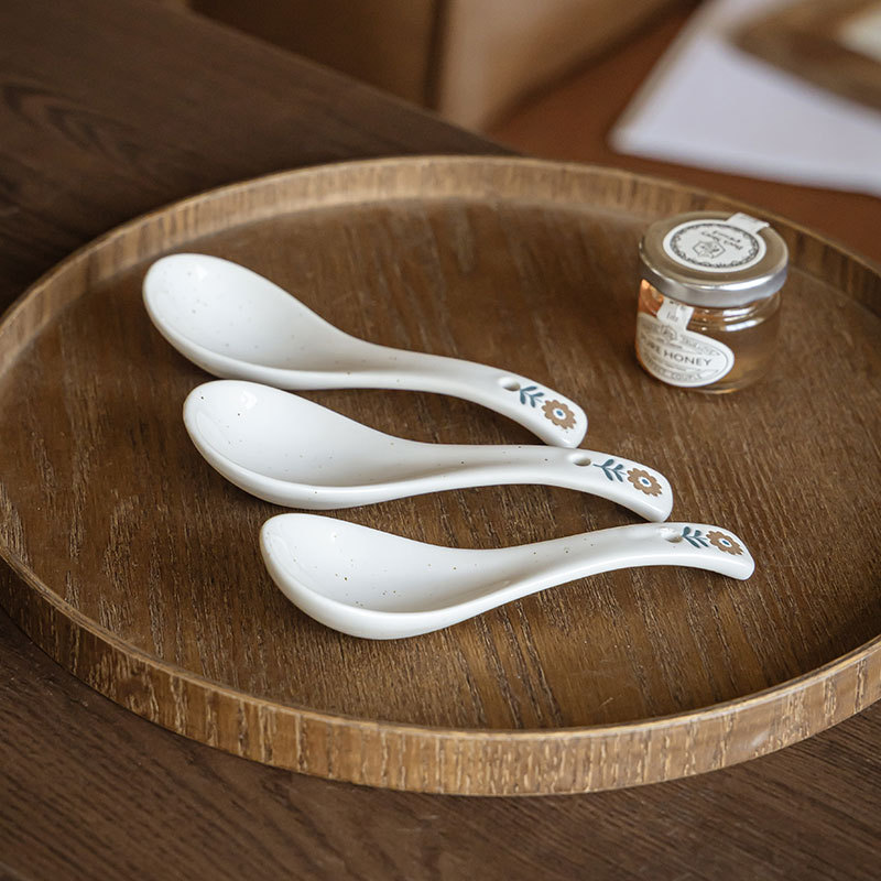 Cuchara de cerámica retro de estilo japonés, linda cuchara de flor pequeña, cuchara de bebida simple para el hogar, vajilla blanca pura, cuchara de papilla, cuchara al por mayor