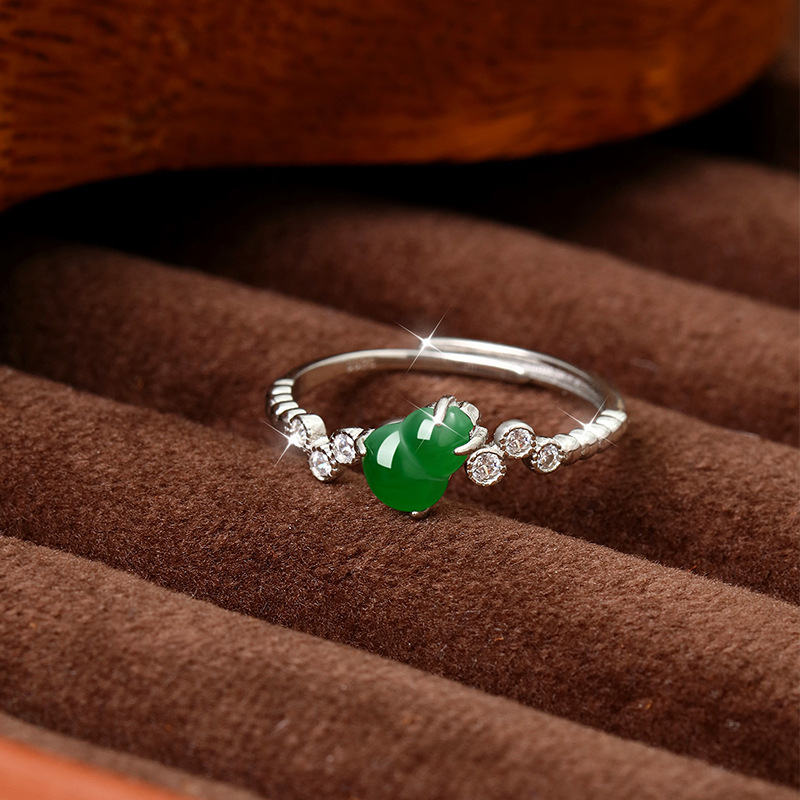Fabricante al por mayor s925 plata con incrustaciones de materiales peligrosos naturales Yang verde esmeralda anillo de calabaza verano pequeño fresco y exquisito estilo femenino