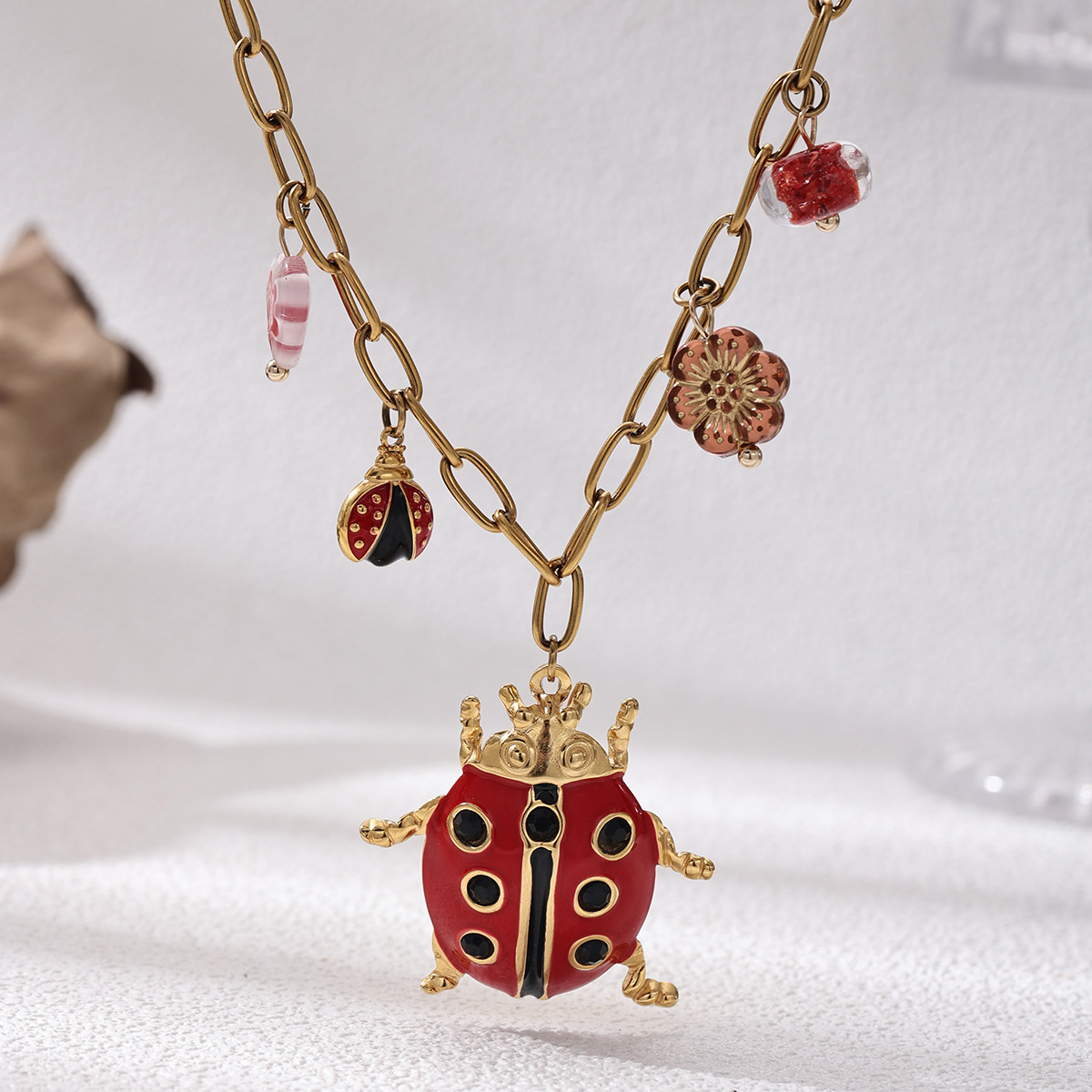 Collar de acero inoxidable para mujeres no se desvanece, colgante de mariquita de siete estrellas, exageración de la cadena de clavícula en venta transfronteriza.