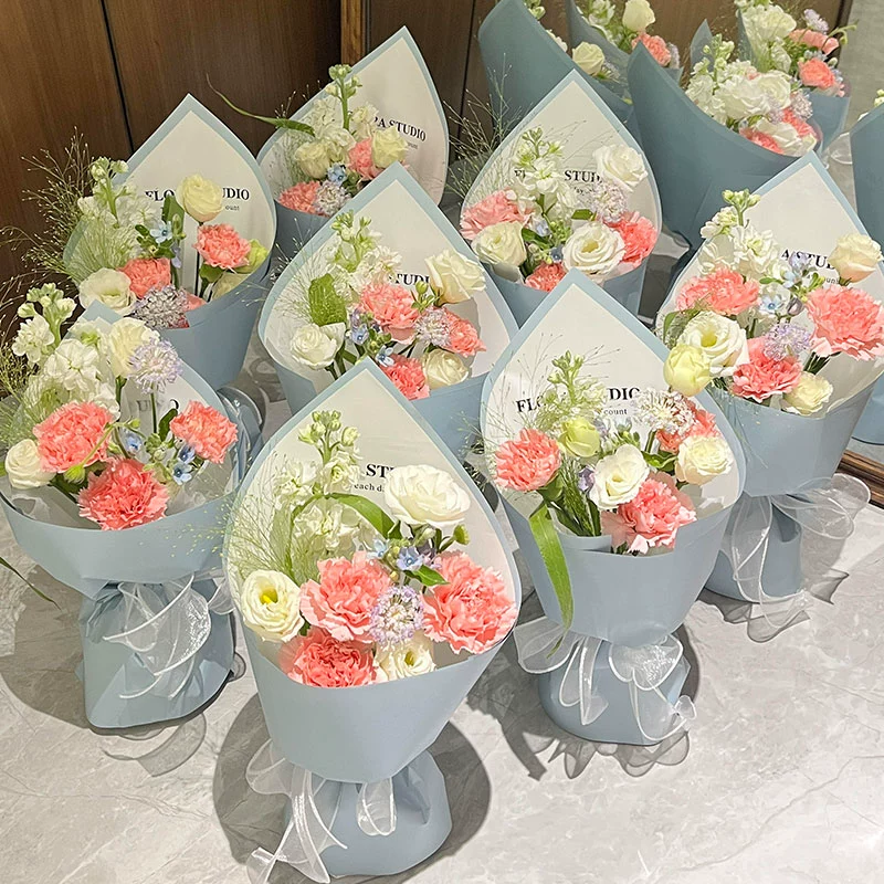 День Святого Валентина одна роза, маленький букет подсолнечника