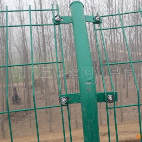 浸塑1.8米折弯护栏网 铁路旁防护网 公路绿篱护栏网1.8x3米