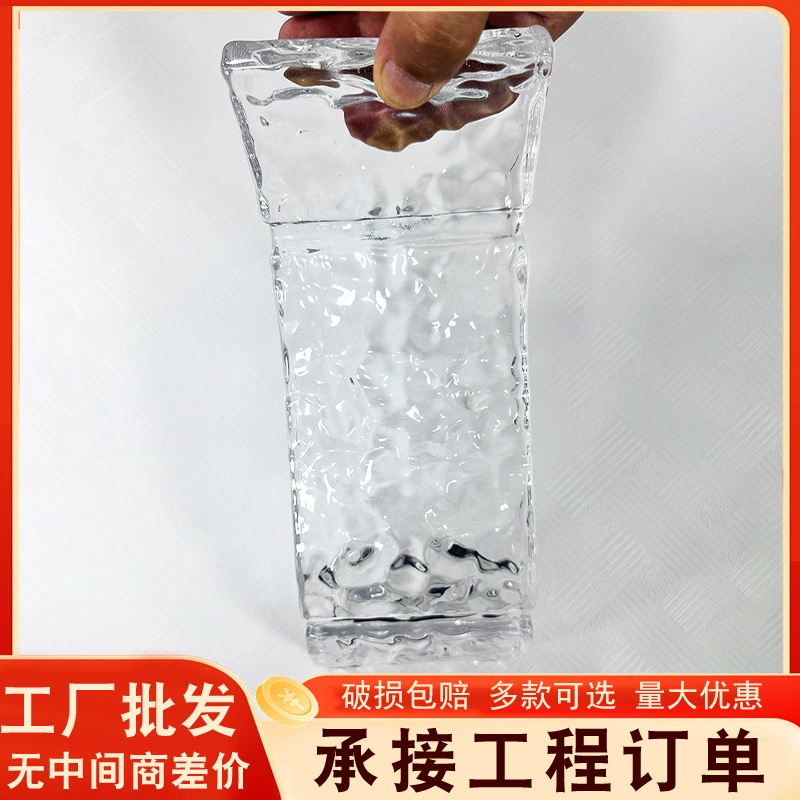 Производитель стеклянных кирпичей, декоративной хрустальной плитки, экранов для двора, перегородок, вестибюлей, различных подвесных деталей из хрустального кирпича оптом.