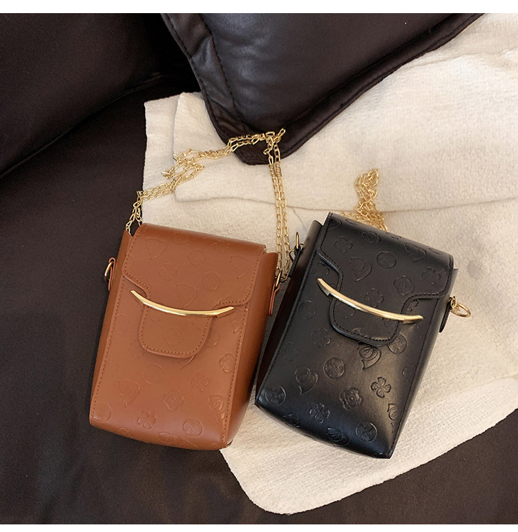 Autumn 2021 New Fashion Chain Messenger Mobile Phone Bag display picture 4