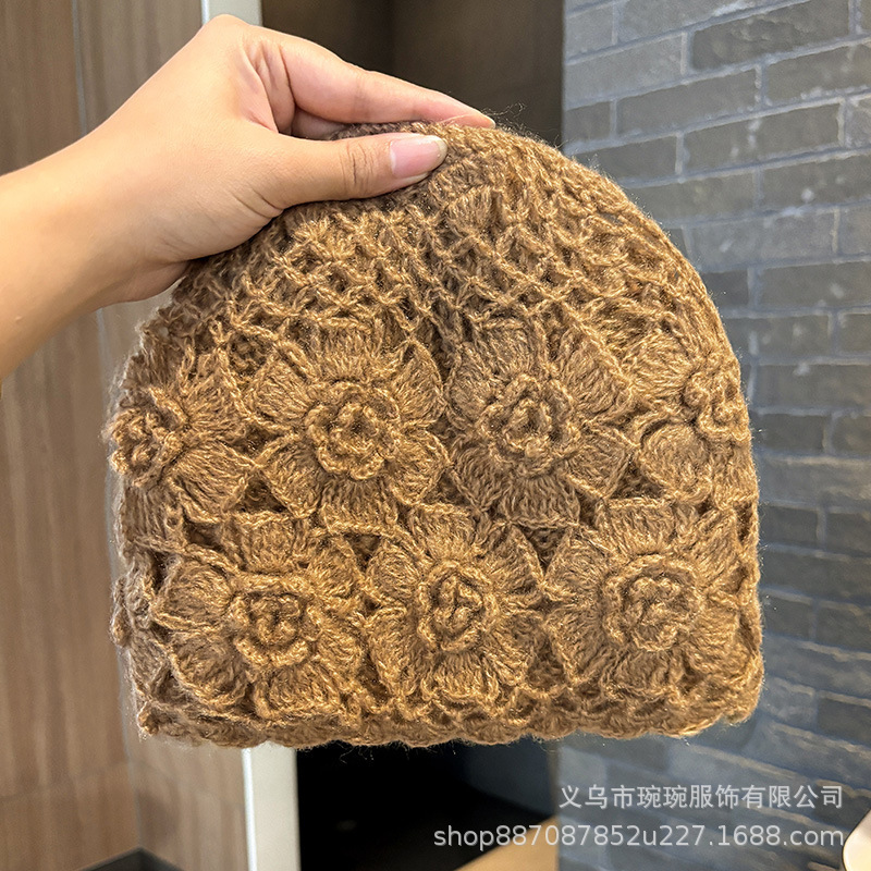 秋冬の手作りのかぎ針は透かし彫りの立体の花の二重の毛糸の帽子を編みます。|undefined