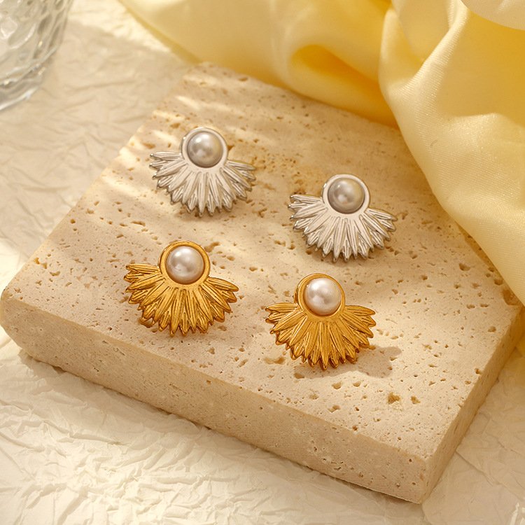 Europa y América de moda retro de alto nivel de acero inoxidable tipo ventilador pendientes de perlas de moda femenina chapado 18K pendientes