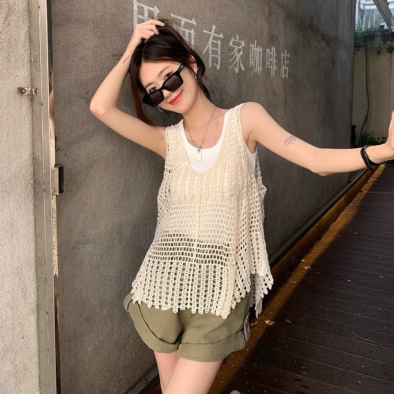 Вязаный жилет с вырезами