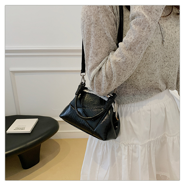 Fashionable and unique flap shell bag 2025 new style, versatile commuter shoulder bag, versatile handbag, stylish crossbody bag undefined