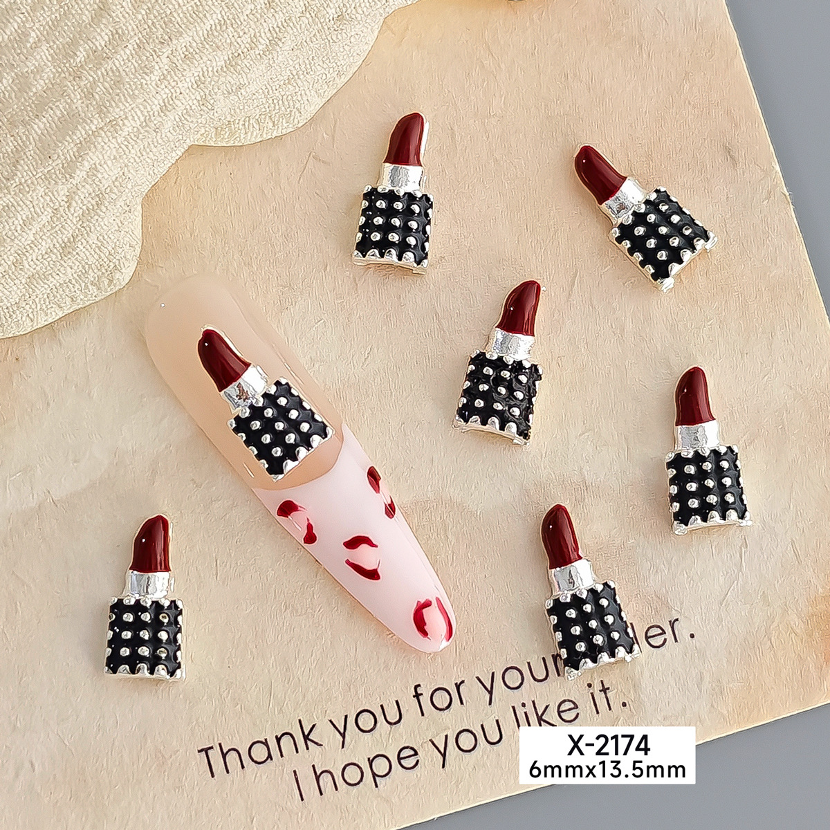 Joyas de uñas lápiz labial grande aleación de labios rojos uñas maquillaje decoración de goteo de aceite al por mayor Navidad material de uñas corte