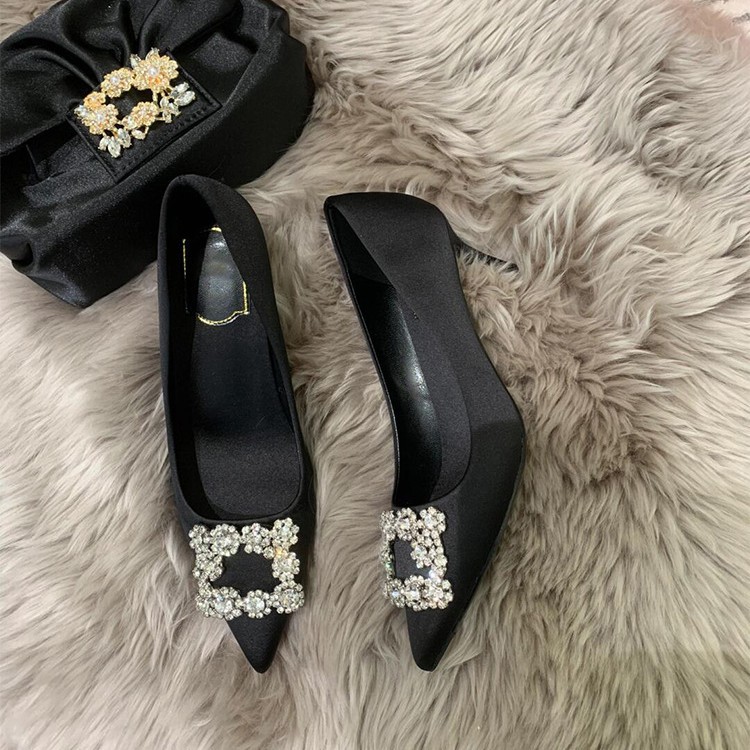 Versión de piel de oveja ~ botón cuadrado de diamante de alta calidad zapatos de mujer de tacones altos de cuero simple zapatos de bodas de satén de tacones finas