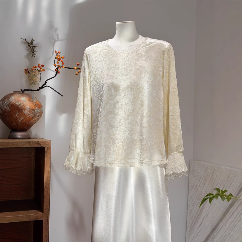 Spring New Style Bell-Sleeved Round-Neck Velvet Shirt, High-End, Loose-Fitting, Stylish, Age-Reducing, Unique and Stunning Top Spring New Style Bell-Sleeved Round-Neck Velvet Shirt, High-End, Loose-Fitting, Stylish, Age-Reducing, Unique and Stunning Top