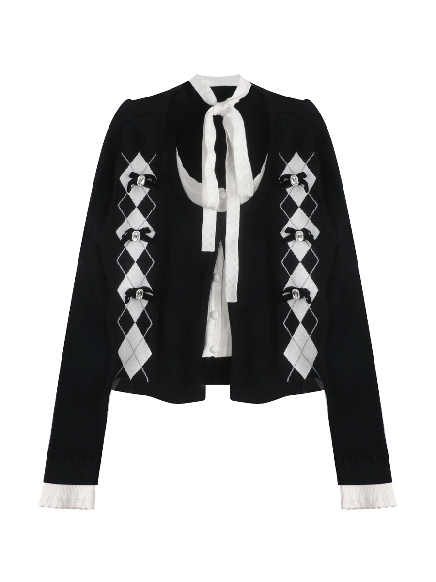 2025年の春の新商品のモダンな白黒の衝突色のリボンは菱格のニットの上着の秋のファッションの高級感をつなぎ合わせます。