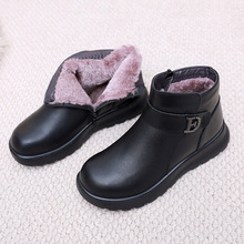中老年妈妈宽版短靴冬季女平底防滑加厚绒保暖软底软面老人皮棉鞋