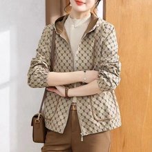 一件代发妈妈装2025春秋季新款连帽风衣外套女宽松上衣洋气夹克衫