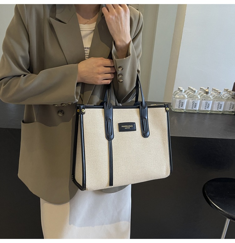 A new 2024 popular and versatile crossbody bag for women's commuting, a stylish tote bag undefined