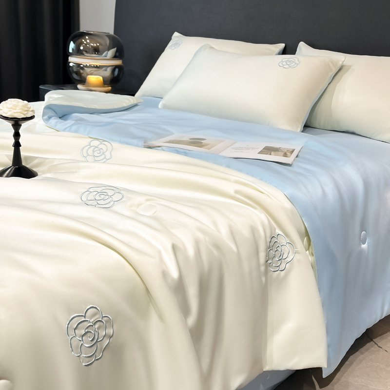 Juego de cuatro piezas de cama de edredón fresco de verano de seda helada 2025 nuevo juego de tres piezas de ropa de cama y sábanas individuales de verano de alta gama de lujo ligero