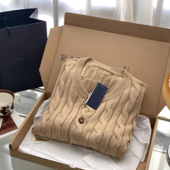 7色の丸首のカーディガンのニットの一列は長袖の麻の花の馬の刺繍のセーターを掛けます。