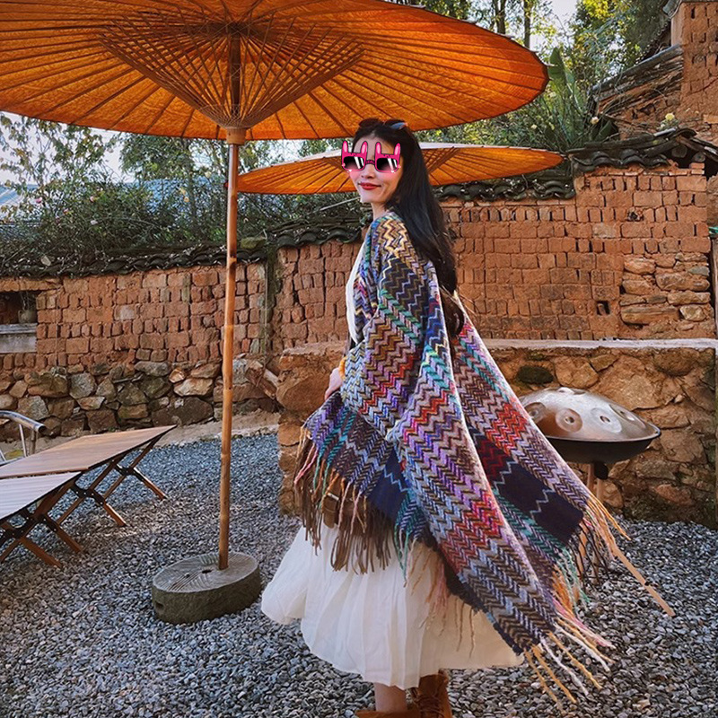 2025新款带袖子网红空调披肩云南旅游秋冬民族风流苏开叉披肩批发