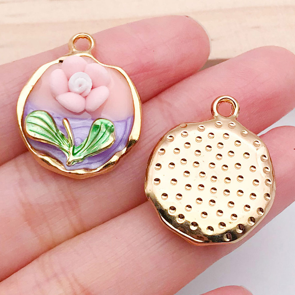 Colgante ovalado con flor y perlas estilo elegante