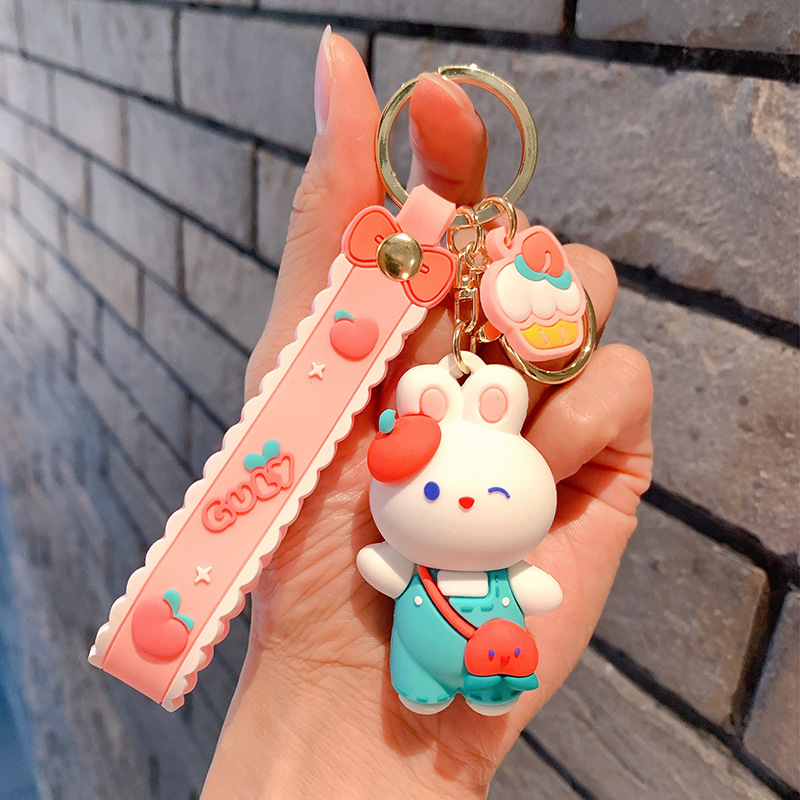 Falda verde de pie pequeño conejo blanco