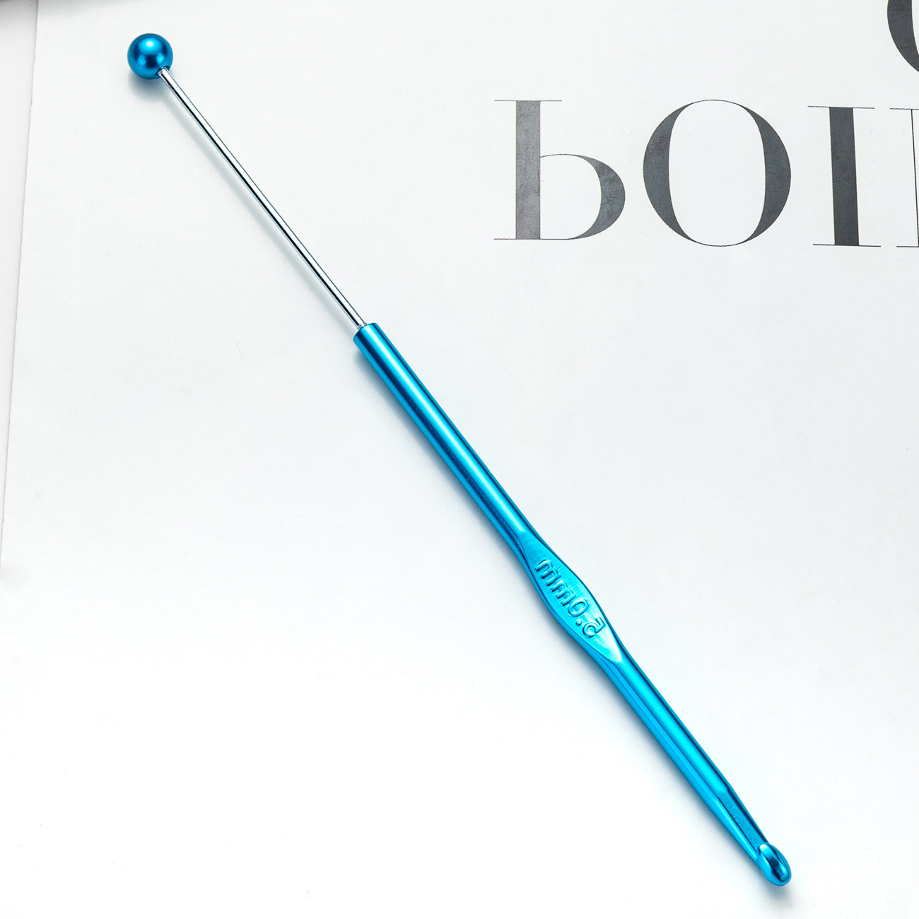 Inventario de un solo cabezal de tejido de ganchillo de metal de color de alquiler suéter aguja de lana DIY herramienta de tejido a mano ganchillo