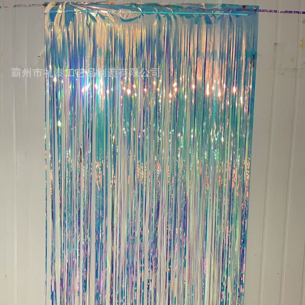 Fondo azul colorido, luz dorada, luz mágica, cortina de seda de lluvia, fiesta de cumpleaños, pared de fondo, cinta de colores, tira de flores, galería de ensueño