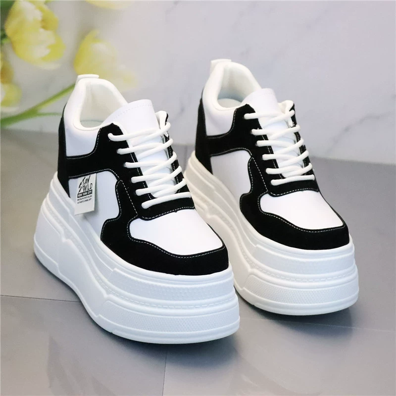 Новая белая обувь с мягким дном