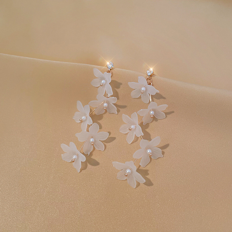 Luz de lujo de alto nivel nicho de diseño femenino sensación de aretes de bordilla temperamento perla asimetría joyería perla al por mayor