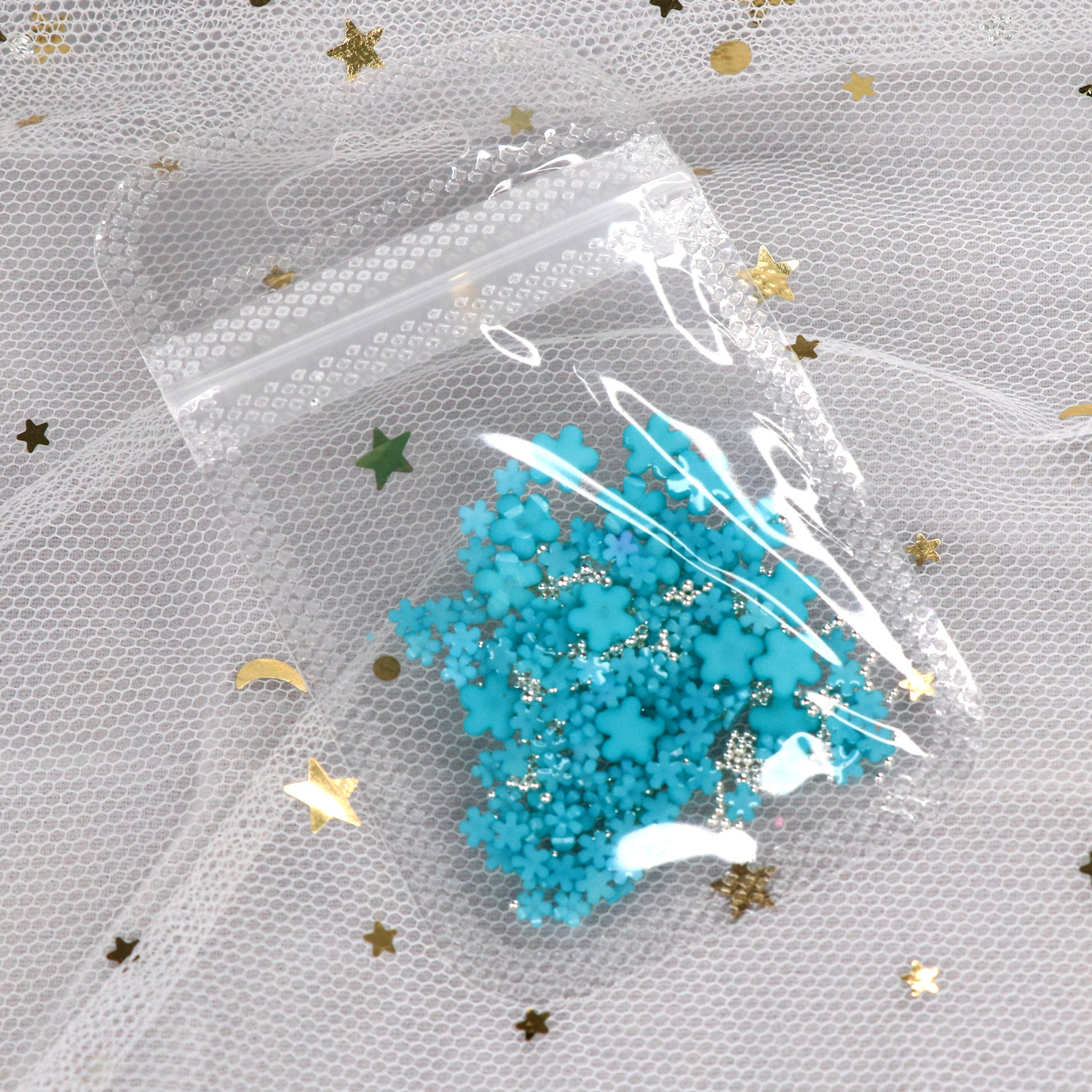 Blanco flor pequeña joyería de uñas de resina tridimensional de cinco pétalos tamaño de la flor mezclada con oro y plata cuentas de acero