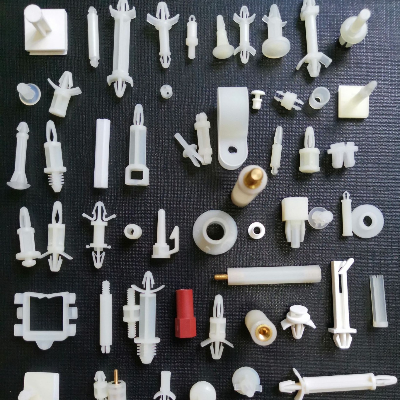 厂家优惠直销尼龙间隔柱,PC板隔离柱,支撑柱,绝缘柱缓冲支架,立柱