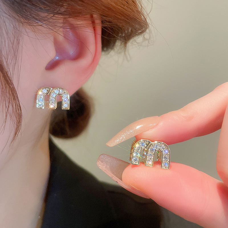 Chanel estilo de doble cara de circón gota aceite m letra oído hebilla pendientes de moda dulce pequeño elegante de alto grado pendientes para las mujeres