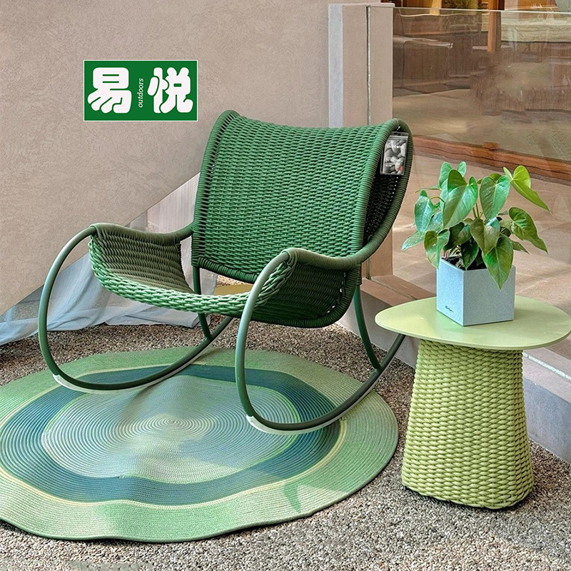 Sofá pequeño balcón de ocio combinado al aire libre impermeable y protector solar creativo minimalista patio mecedora al aire libre sofá de caña