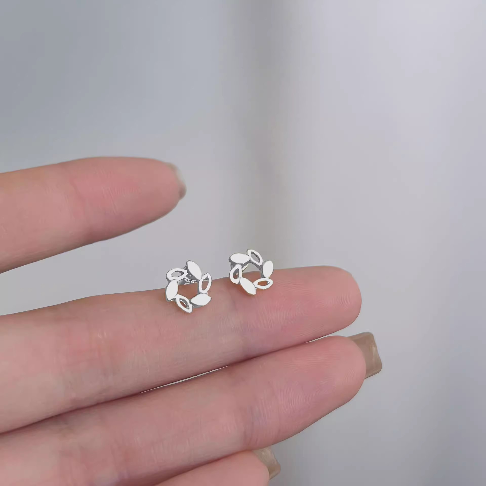 Pendientes de aro lisos para mujer, lujo ligero, pendientes de alta gama, pendientes populares, aretes de diseño exclusivo, aretes de otoño e invierno al por mayor