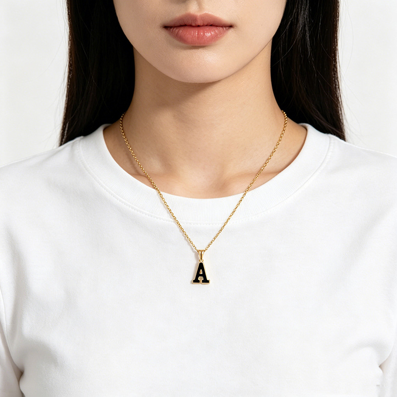 Transfronterizo europeo y americano de acero de titanio primera palabra letra collar de las mujeres de moda simple de acero inoxidable 26 Inglés letra colgante de la joyería de las mujeres