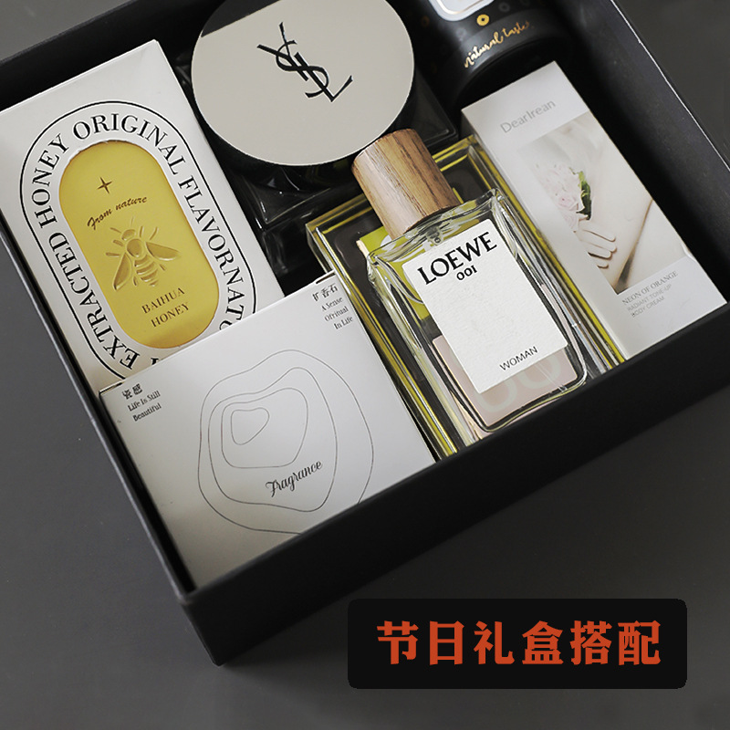 Perfume colgante de alta sensación de regalo de vestuario colgante de perfume montado en automóviles sólidos interiores adornos de banda magnética de expansión de perfume