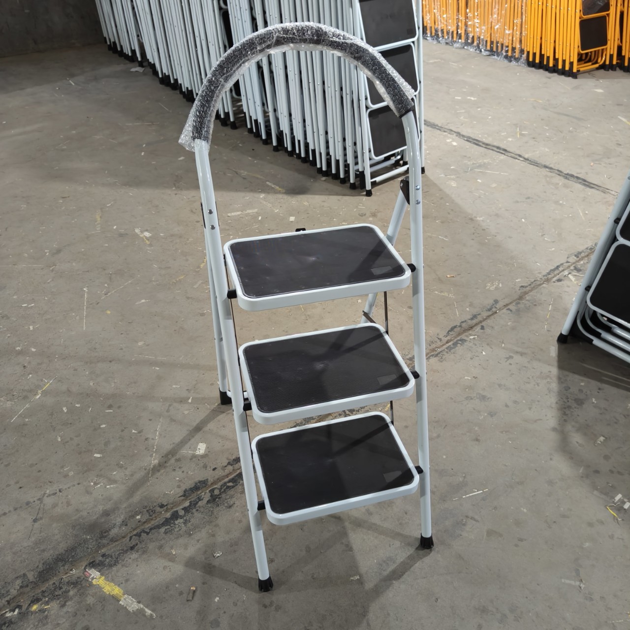 三步白色铁梯子家用折叠梯大踏板防滑家用折叠梯子钢管圆弧铁梯