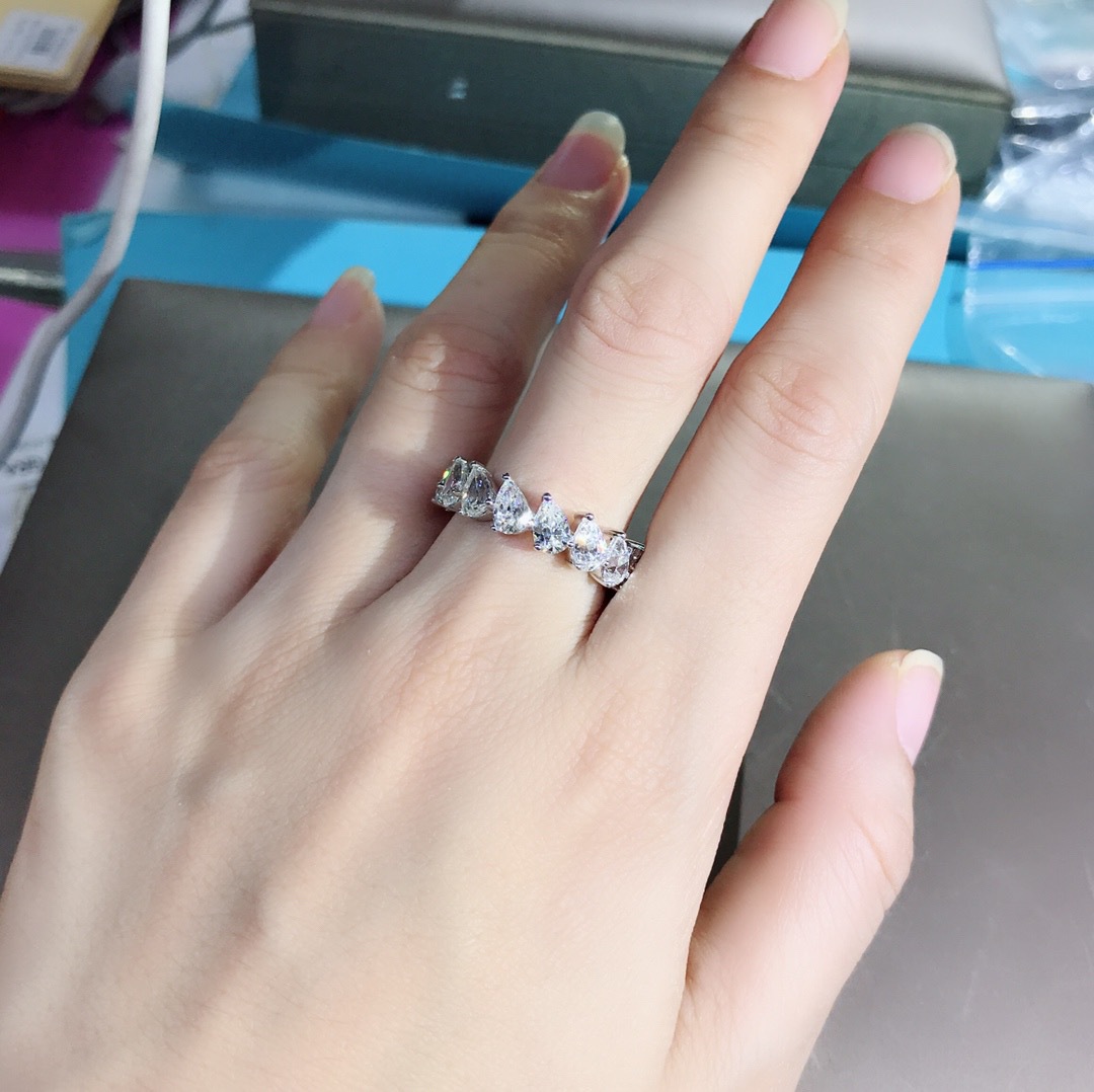 Gran marca mismo estilo gota de agua color diamante fila diamante anillo 30 puntos VVS nivel 3EX corte con incrustaciones importado anillo de diamantes de alto carbono