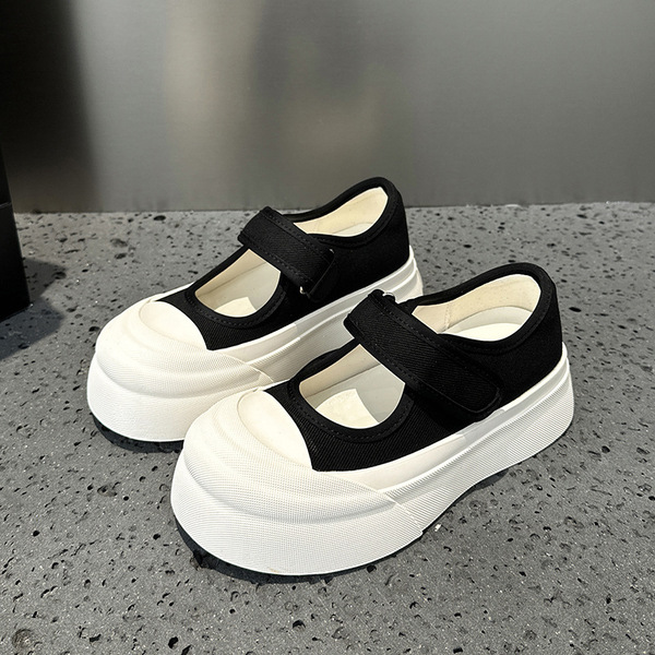 Fashionable Mary Jane shoes platform for leisure