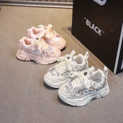 女の子の運動靴の春の新型の女の子の王女の柔らかい底のファッションの靴のスパンコールの蝶の女の子のお父さんの靴