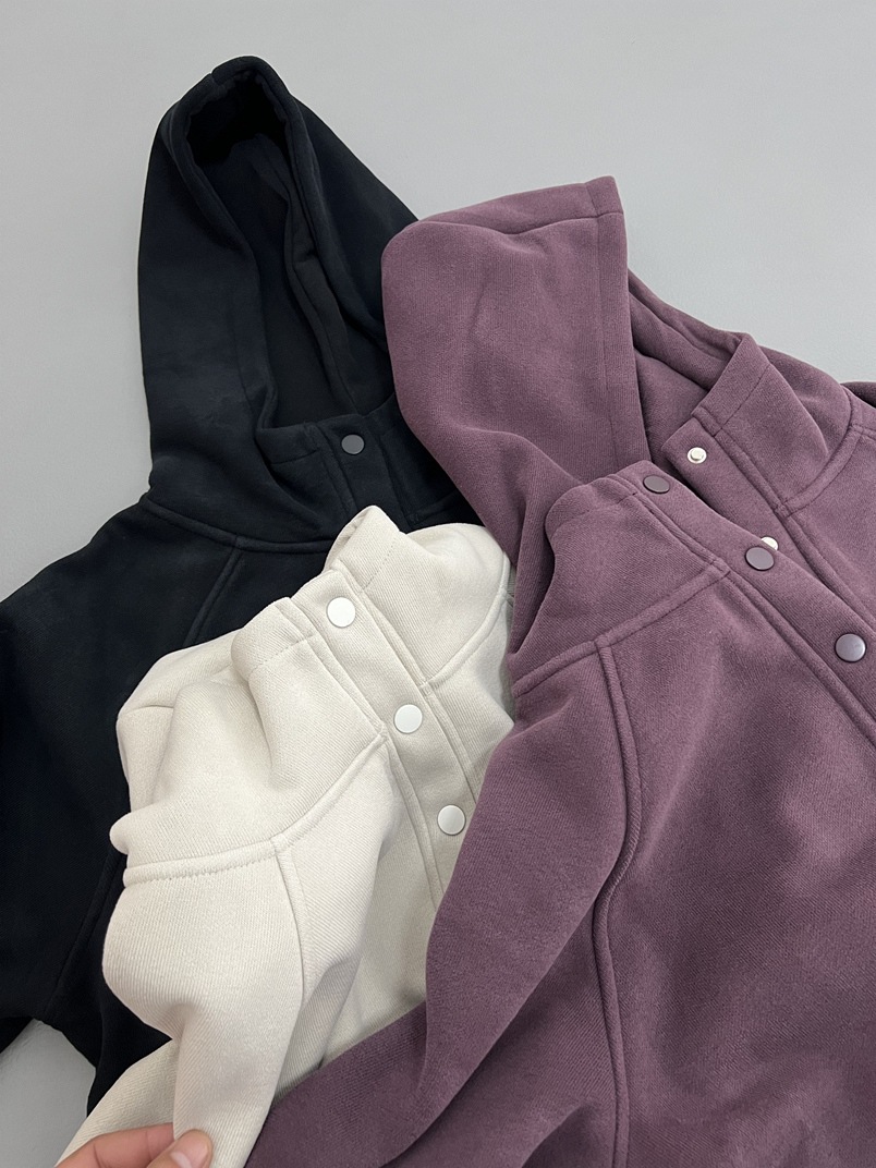 焼き鳥は保温がとてもいいです。厚いベルベットのリベットを着て、帽子のゆるい長袖のベルベットのカジュアルな上着を着ています