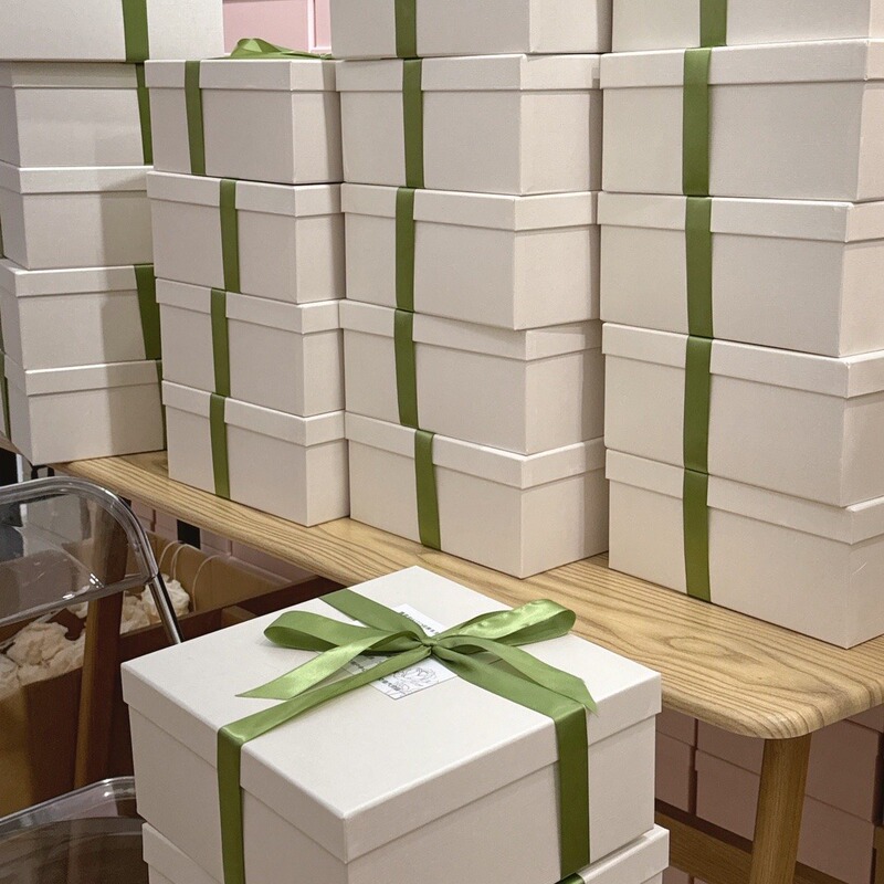 Wholesale hand gift box cowhide carton large square holiday gift box gift box hand gift box