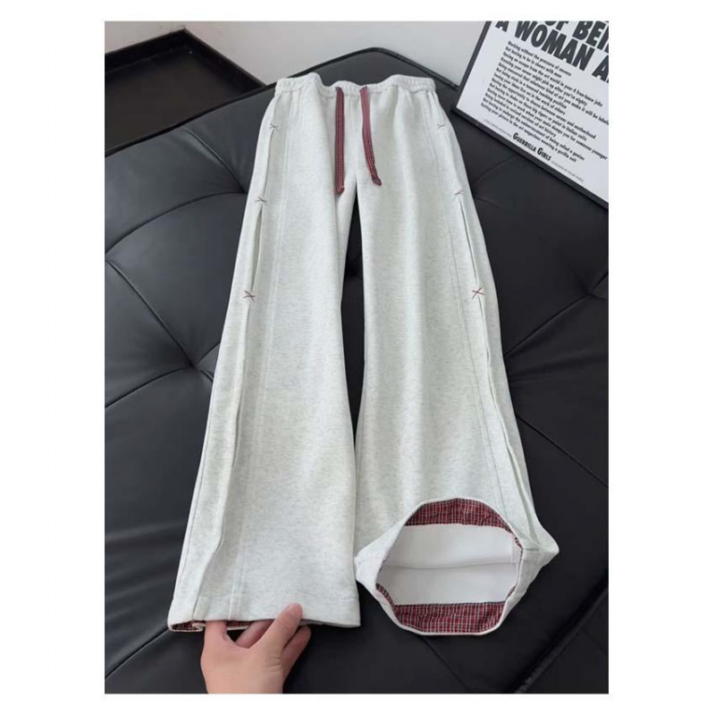 American retro color-block pleated sweatpants, featuring a plaid patchwork design, a loose, straight-leg cut, and a casual, sporty style, perfect for autumn American retro color-block pleated sweatpants, featuring a plaid patchwork design, a loose, straight-leg cut, and a casual, sporty style, perfect for autumn